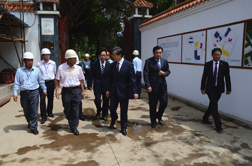 Foreign Minister Wang Yi paid an inspection visit to the construction site in the Chinese Embassy in Kenya