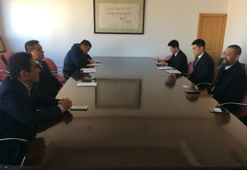 王岗副总与傅彦生先生在公司会议室进行了业务交流。